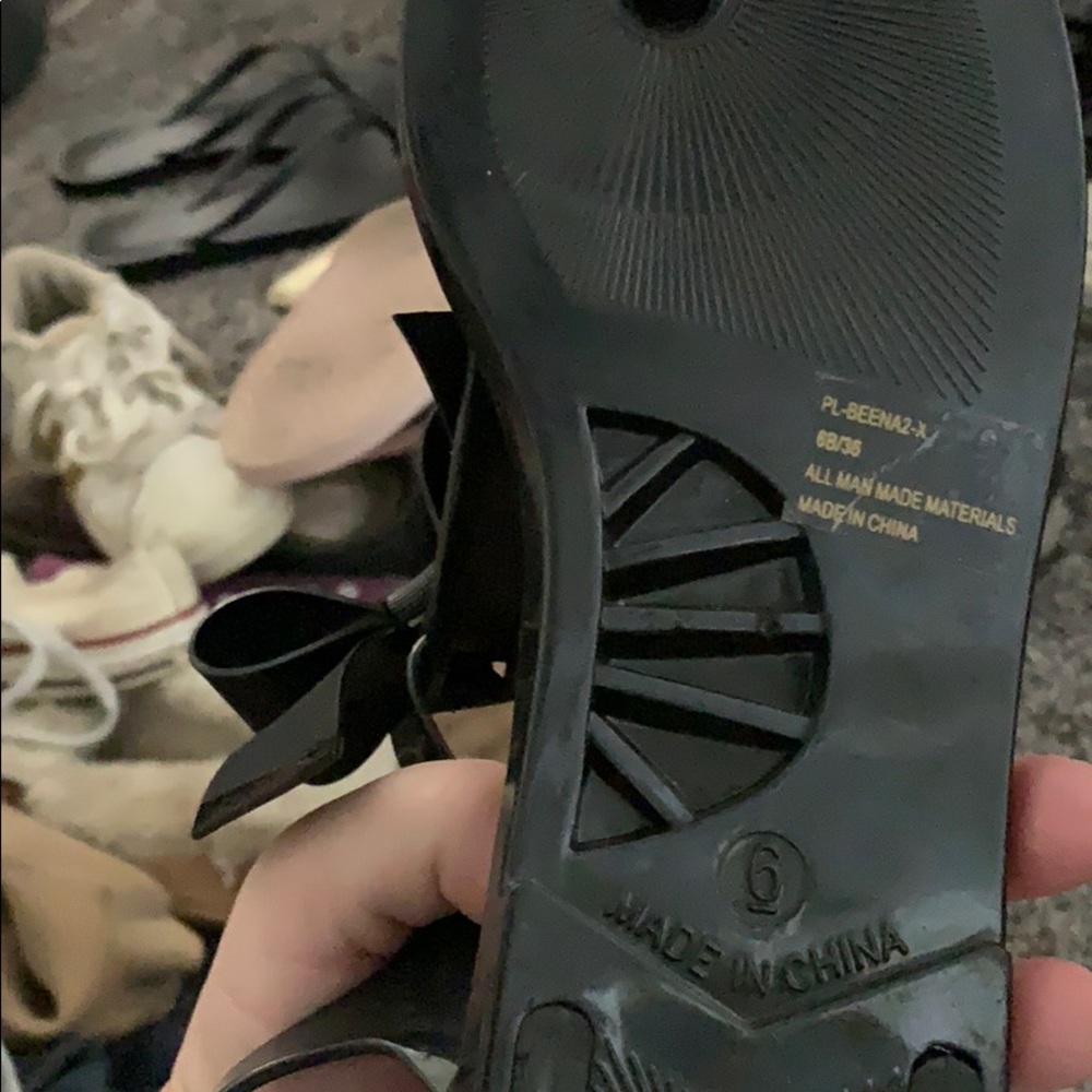 Sandles - Picture 3 of 3